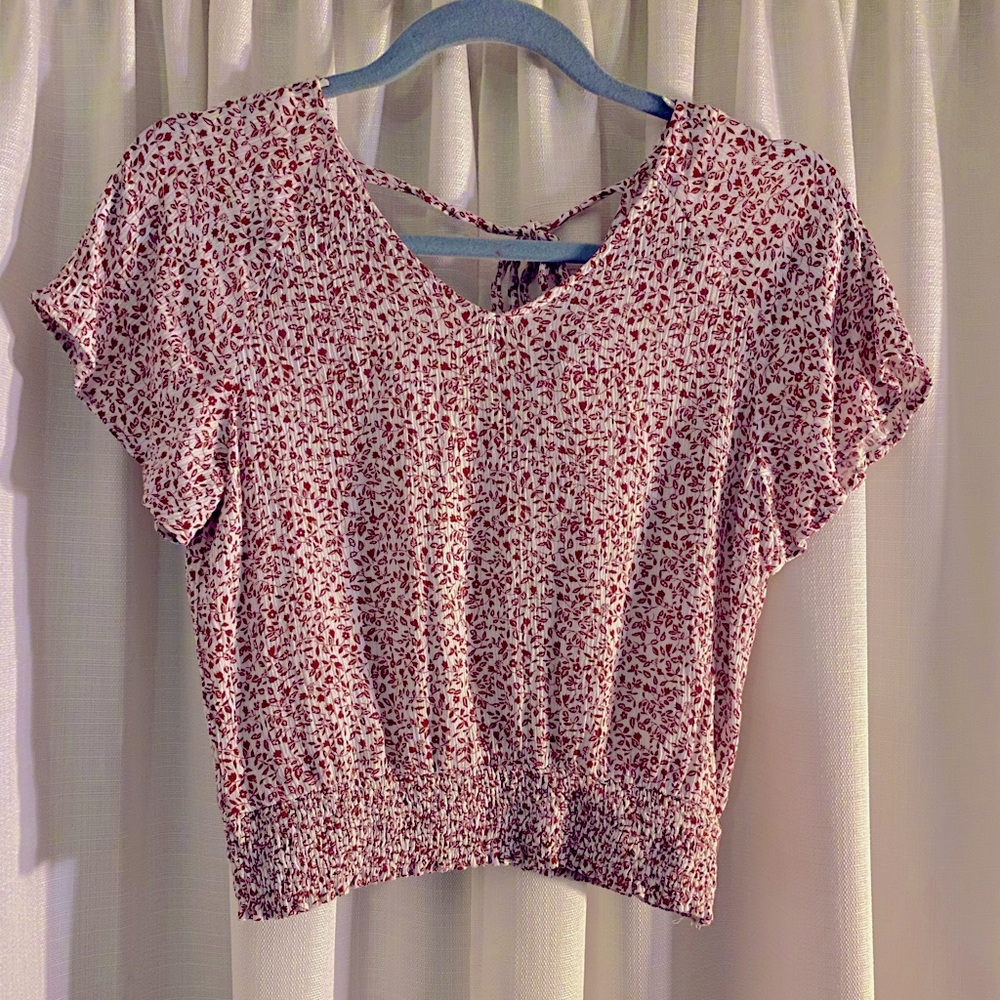 Women’s size small tops Both great condition, tons of detail, Super Cute! 💋✌️☀️